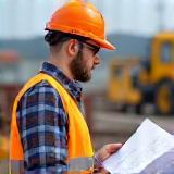 Ingénieur sur chantier analysant des plans structurels